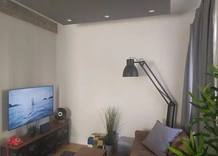 Center 90's Parking Homestay *