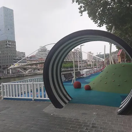 Center 90's Parking بلباو