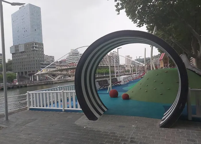 Center 90's Parking بلباو